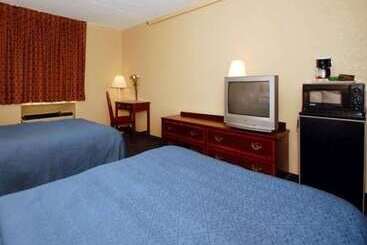 هتل Econo Lodge Inn & Suites