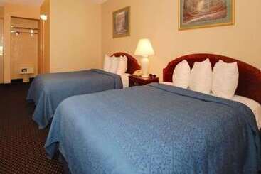 هتل Econo Lodge Inn & Suites
