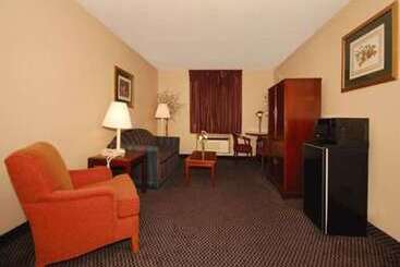 هتل Econo Lodge Inn & Suites