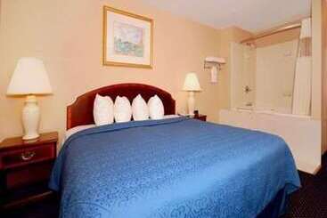 هتل Econo Lodge Inn & Suites