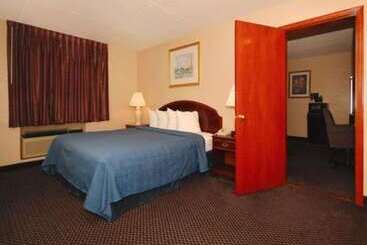 هتل Econo Lodge Inn & Suites