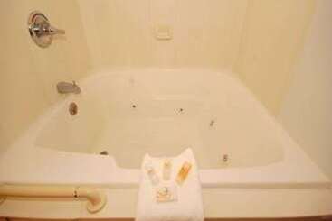 هتل Econo Lodge Inn & Suites