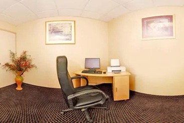 هتل Econo Lodge Inn & Suites