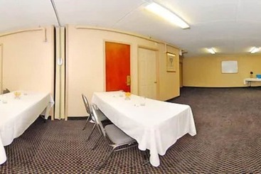 هتل Econo Lodge Inn & Suites