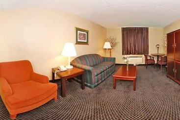 هتل Econo Lodge Inn & Suites