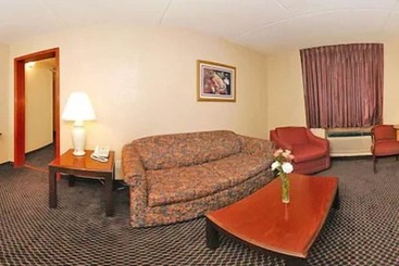 هتل Econo Lodge Inn & Suites