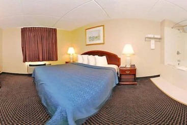هتل Econo Lodge Inn & Suites