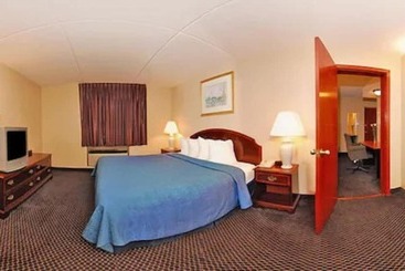 هتل Econo Lodge Inn & Suites
