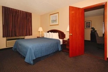 هتل Econo Lodge Inn & Suites