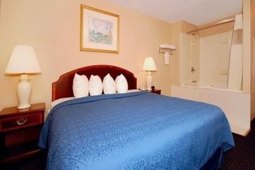 هتل Econo Lodge Inn & Suites