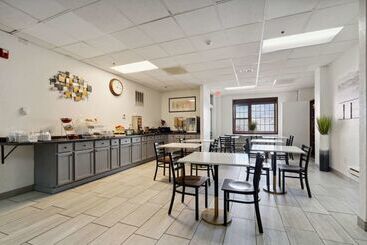 هتل Econo Lodge Inn & Suites