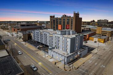 هتل Econo Lodge Inn & Suites