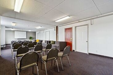 هتل Econo Lodge Inn & Suites