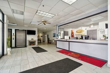 هتل Econo Lodge Inn & Suites