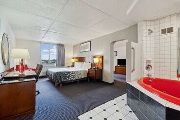 هتل Econo Lodge Inn & Suites