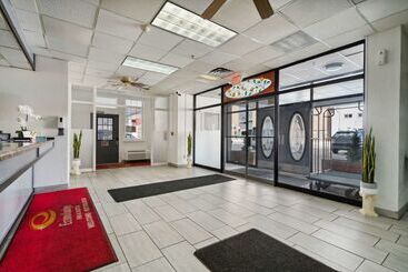 هتل Econo Lodge Inn & Suites