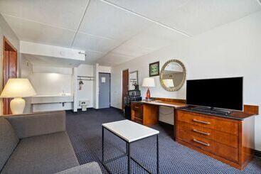 هتل Econo Lodge Inn & Suites