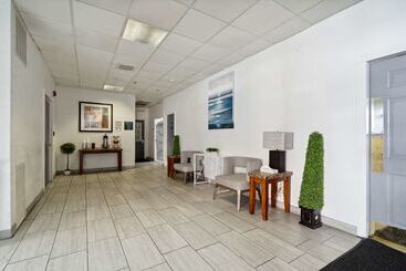 هتل Econo Lodge Inn & Suites