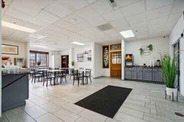 هتل Econo Lodge Inn & Suites