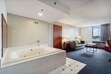 هتل Econo Lodge Inn & Suites