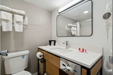 هتل Econo Lodge Inn & Suites