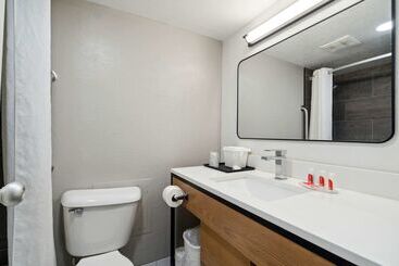 هتل Econo Lodge Inn & Suites