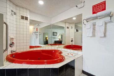 هتل Econo Lodge Inn & Suites