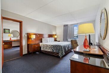 هتل Econo Lodge Inn & Suites