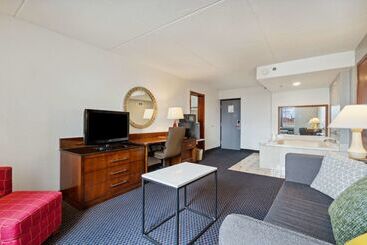 هتل Econo Lodge Inn & Suites