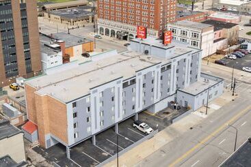 هتل Econo Lodge Inn & Suites