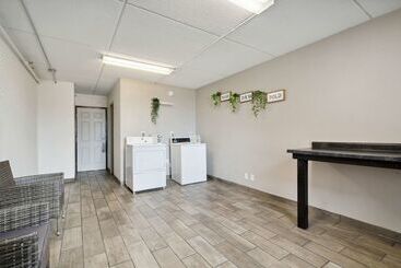 هتل Econo Lodge Inn & Suites
