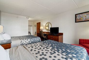 هتل Econo Lodge Inn & Suites