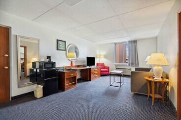 هتل Econo Lodge Inn & Suites