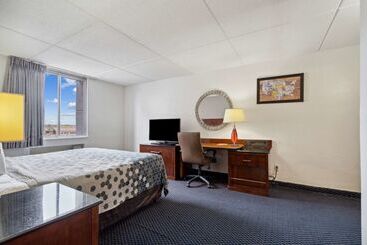 هتل Econo Lodge Inn & Suites