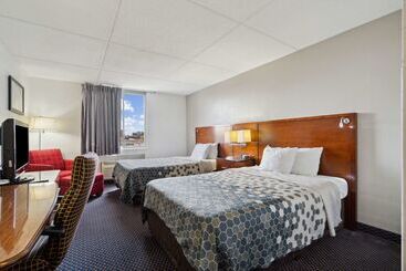 هتل Econo Lodge Inn & Suites