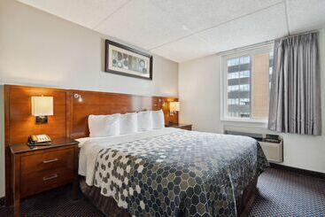 هتل Econo Lodge Inn & Suites