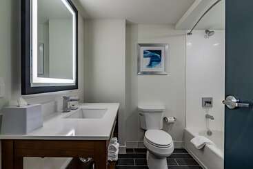 هتل Four Points By Sheraton Brunswick