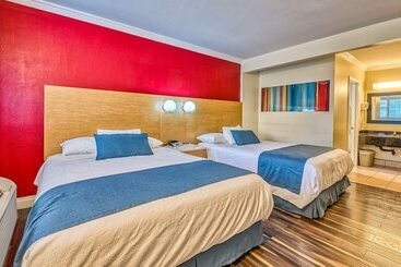 هتل Hollywood City Inn