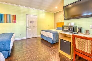 هتل Hollywood City Inn