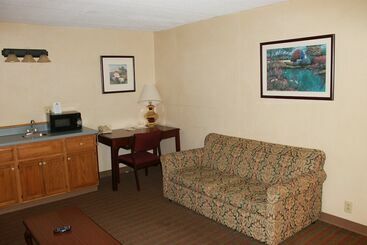 هتل I 80 Inn & Suites