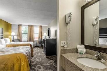 La Casa Inn & Suites Middleboro - Middleboro