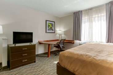 هتل Quality Inn Alexis Rd