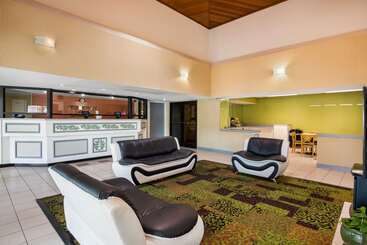 هتل Rodeway Inn At Fort Lee