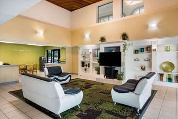 هتل Rodeway Inn At Fort Lee