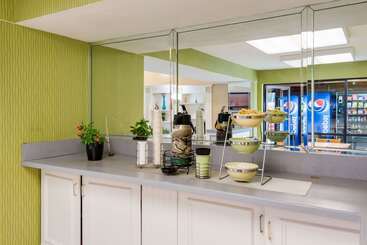 هتل Rodeway Inn At Fort Lee