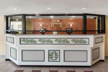 هتل Rodeway Inn At Fort Lee