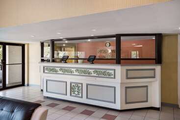 هتل Rodeway Inn At Fort Lee