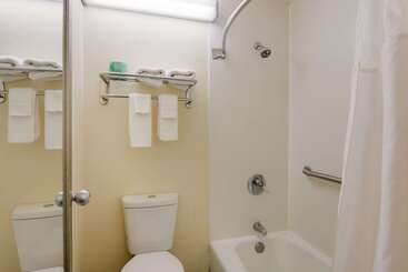 هتل Rodeway Inn At Fort Lee