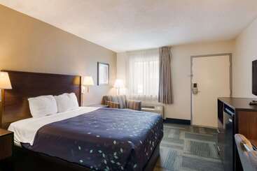 هتل Rodeway Inn At Fort Lee