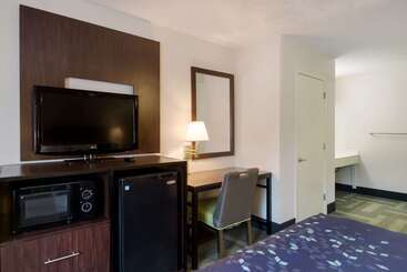 هتل Rodeway Inn At Fort Lee